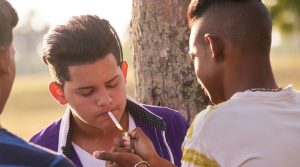 בני נוער מעשנים
